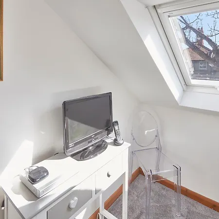 Robin'S Den - Whitby Apartment Exterior photo